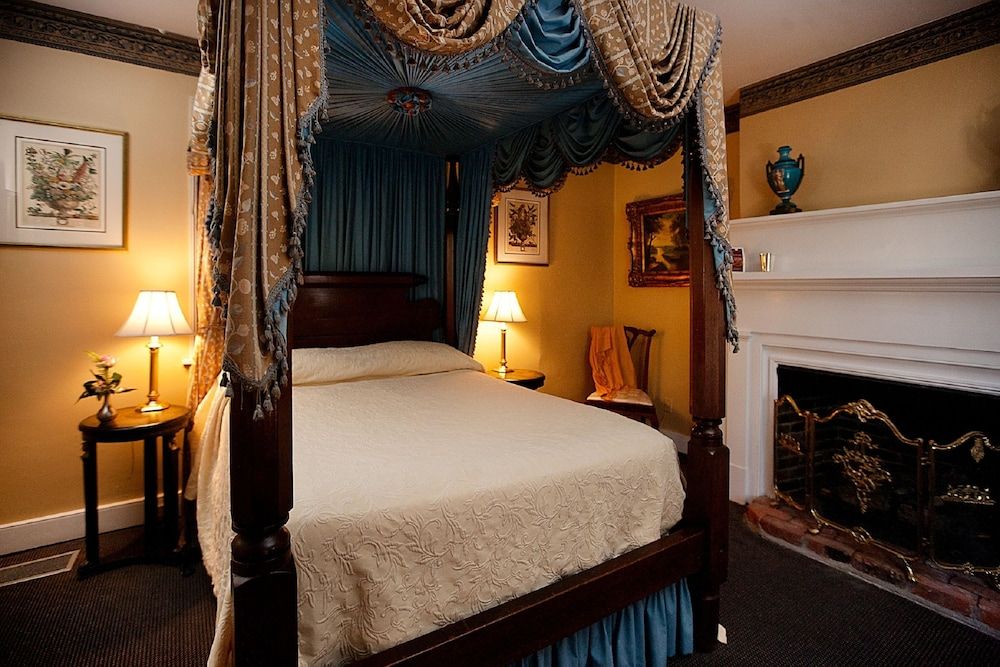 Monmouth Historic Inns and Gardens Deluxe Room, 1 Queen Bed 3