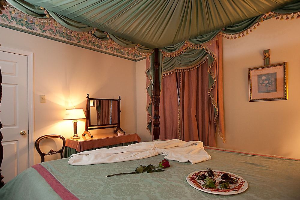 Monmouth Historic Inns and Gardens Deluxe Suite, 1 Queen Bed 9