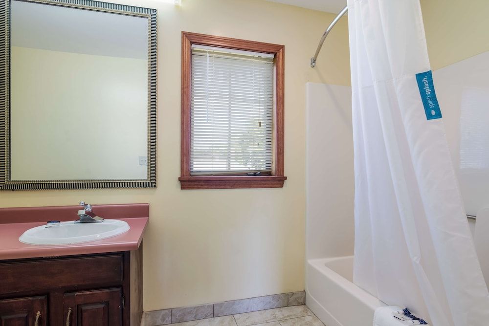 Americas Best Value Inn Scarborough Portland Room, 1 King Bed, Non Smoking 8