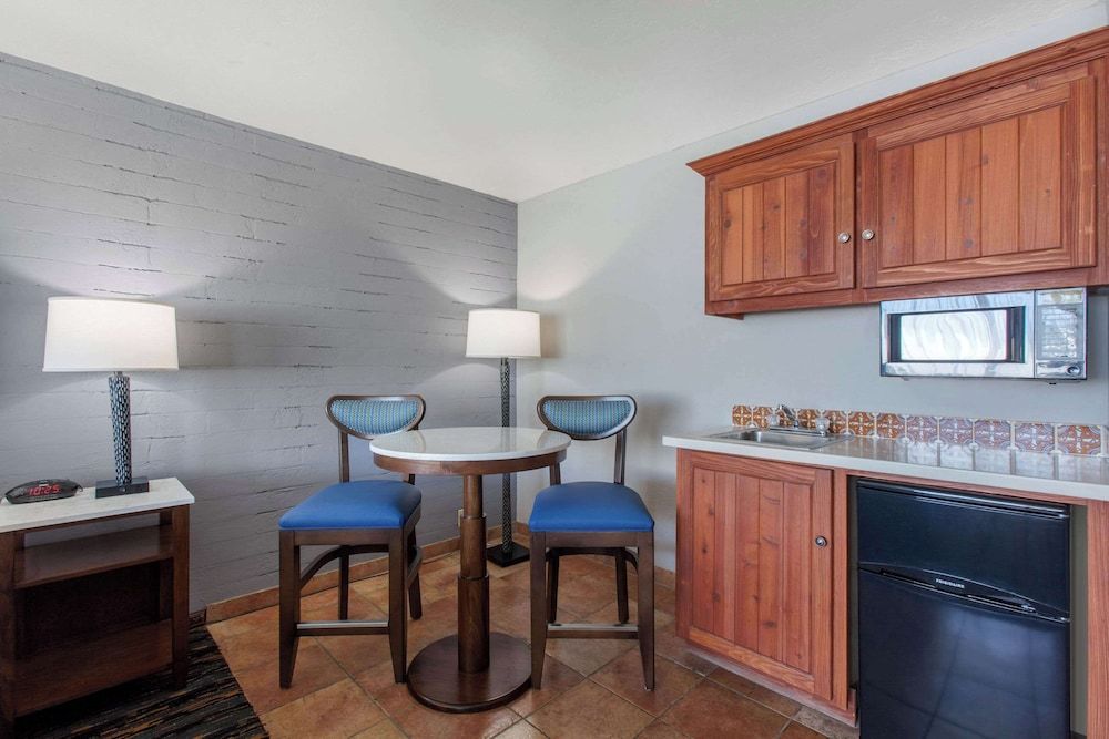 La Posada Lodge & Casitas, an Ascend Collection Hotel Standard Room, 1 King Bed, Non Smoking 7