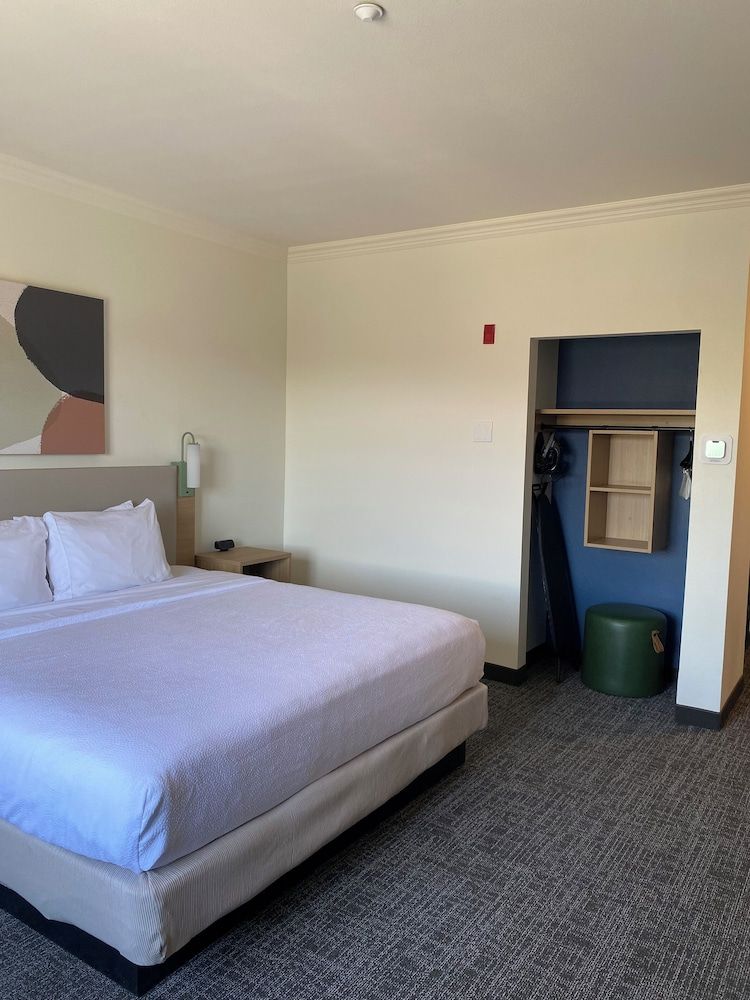 Spark by Hilton Yucca Valley Joshua Tree Room, 1 King Bed with Sofa bed 2