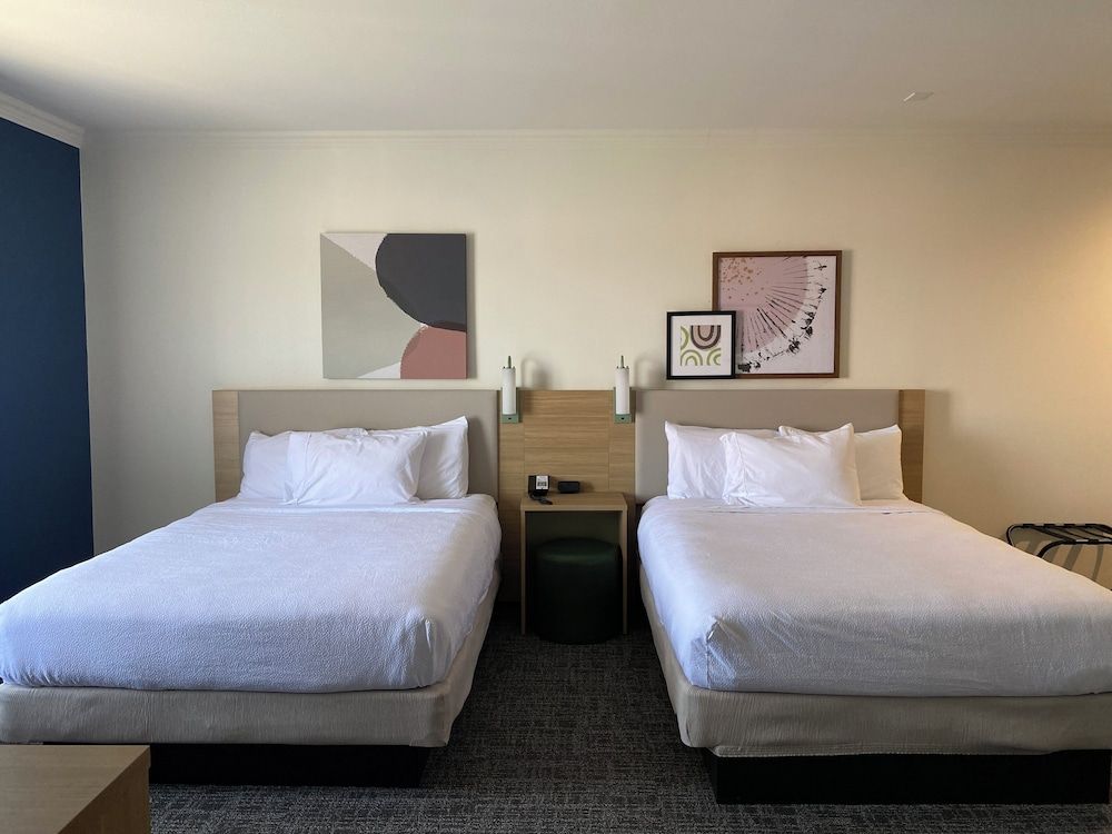 Spark by Hilton Yucca Valley Joshua Tree Room, 2 Queen Beds, Accessible (Mobility & Roll-In Shower) 2