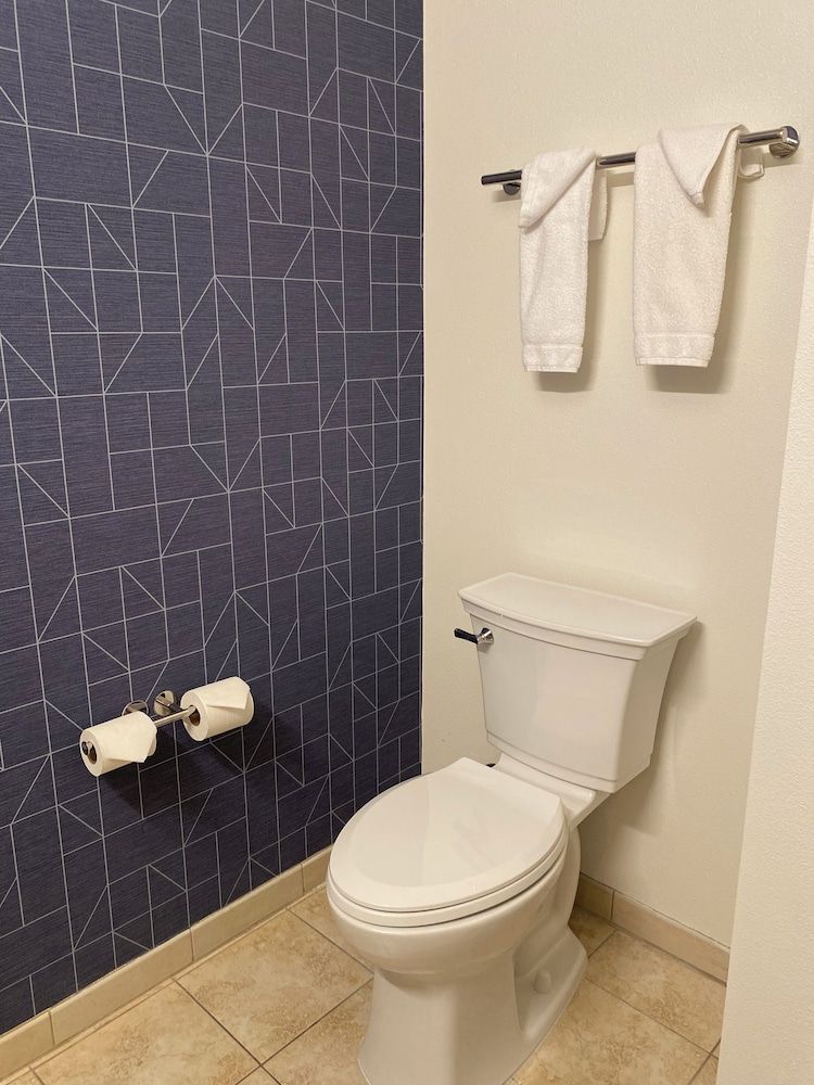 Spark by Hilton Yucca Valley Joshua Tree Room, 2 Queen Beds, Accessible (Mobility & Roll-In Shower) 6