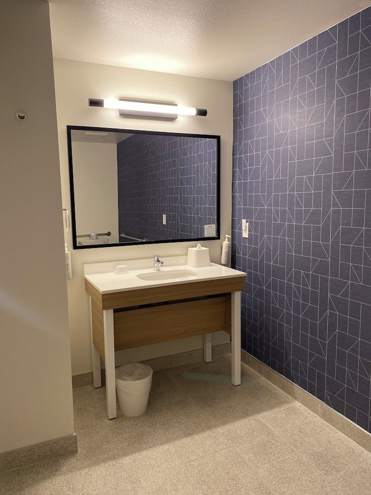 Spark by Hilton Yucca Valley Joshua Tree Room, 2 Queen Beds, Accessible (Mobility & Roll-In Shower) 3