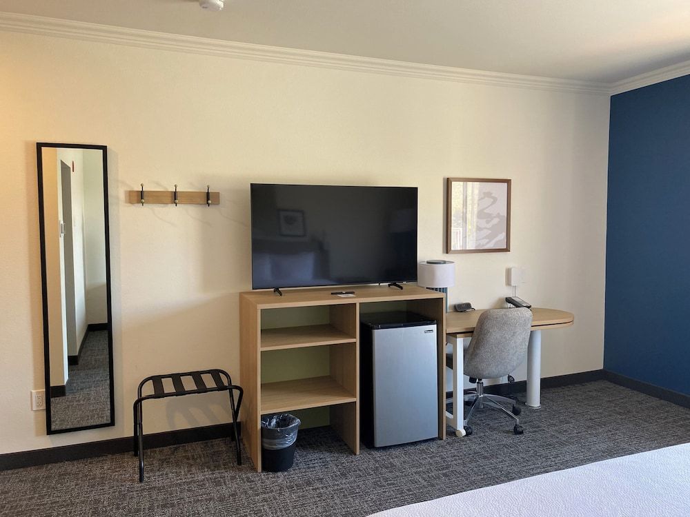 Spark by Hilton Yucca Valley Joshua Tree Room, 1 King Bed with Sofa bed 7