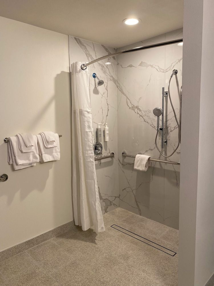 Spark by Hilton Yucca Valley Joshua Tree Room, 2 Queen Beds, Accessible (Mobility & Roll-In Shower) 4