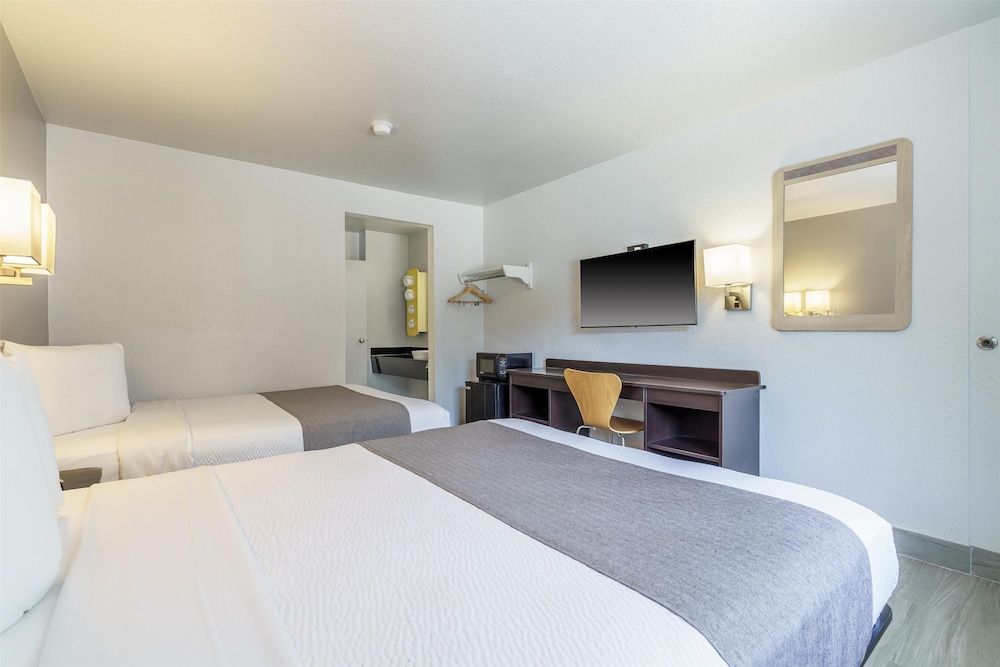 Motel 6 Fremont, CA - North Deluxe Room, 2 Double Beds, Non Smoking, Refrigerator & Microwave