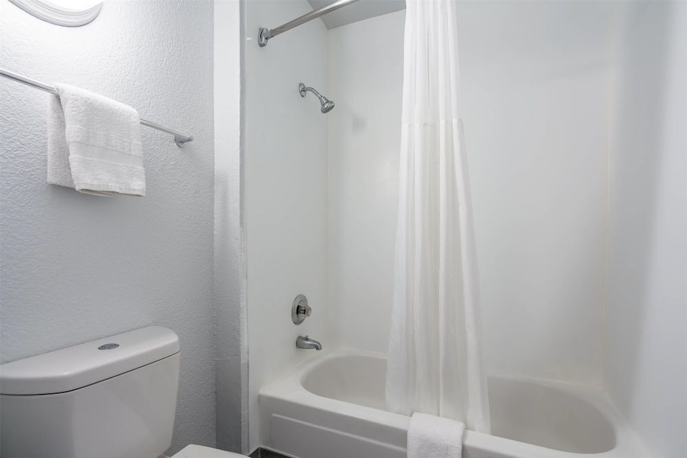 Motel 6 Fremont, CA - North Standard Room, 1 Queen Bed, Non Smoking 6