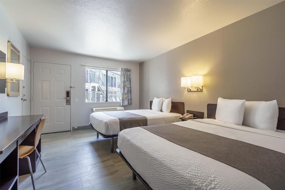 Motel 6 Fremont, CA - North Deluxe Room, 2 Double Beds, Non Smoking, Refrigerator & Microwave 2