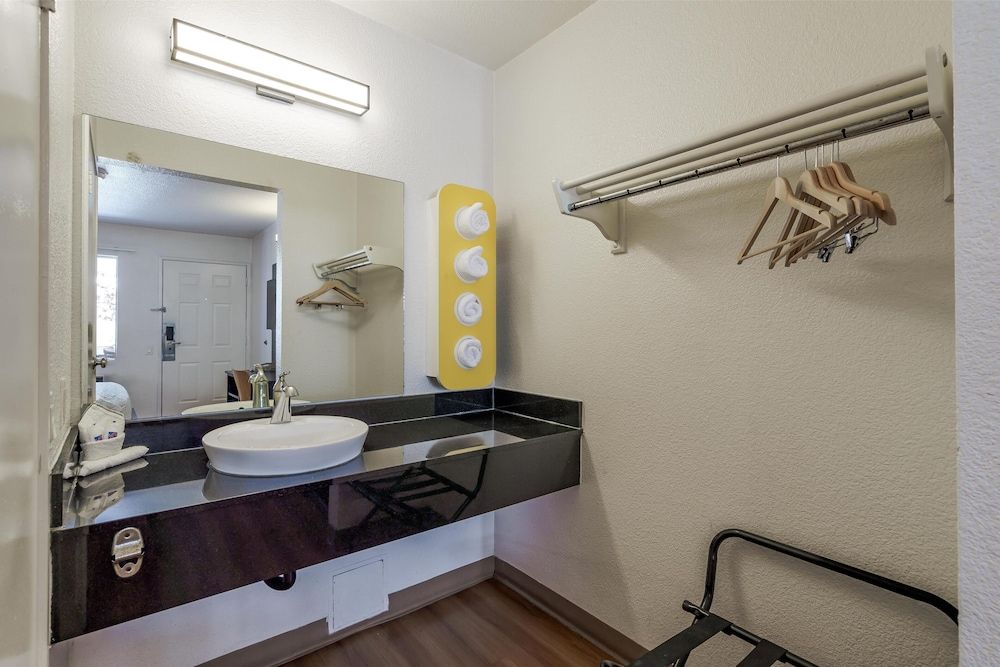 Motel 6 Fremont, CA - North Standard Room, 1 Queen Bed, Non Smoking 7