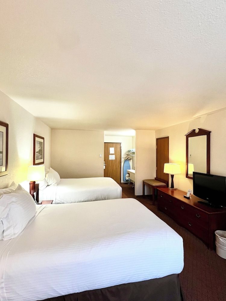 Magnuson Hotel Country Inn Room, 2 Double Beds, Non Smoking (Pet-Friendly) 3