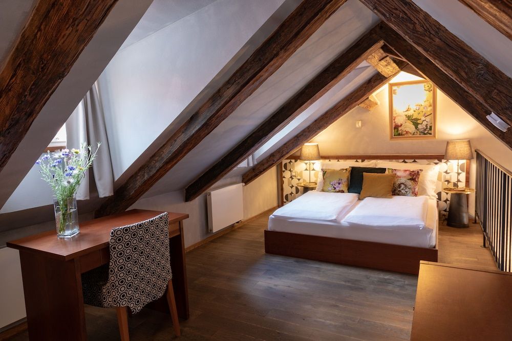 undefined Miss Sophie's Charles Bridge 4