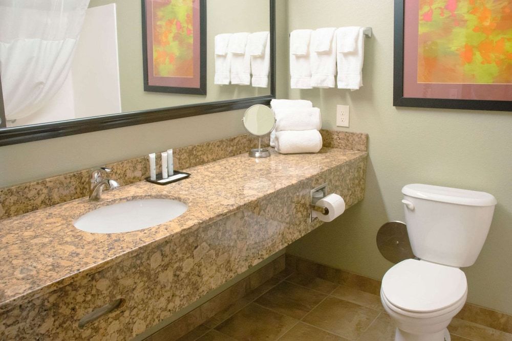 Grand Forks Lodge and Suites Suite, 1 Queen Bed with Sofa bed, Non Smoking 4