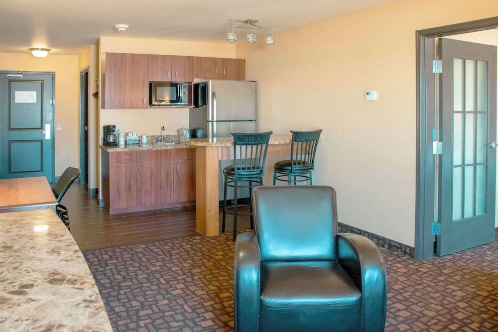 Grand Forks Lodge and Suites Suite, 1 Queen Bed with Sofa bed, Non Smoking 8