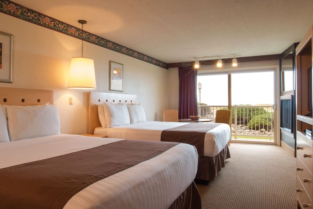 Hi-Tide Oceanfront Inn Room, 2 Queen Beds, Beachfront 2