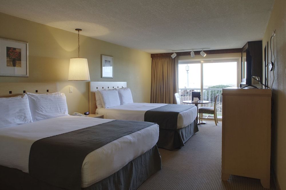 Hi-Tide Oceanfront Inn Room, 2 Queen Beds, Beachfront 3