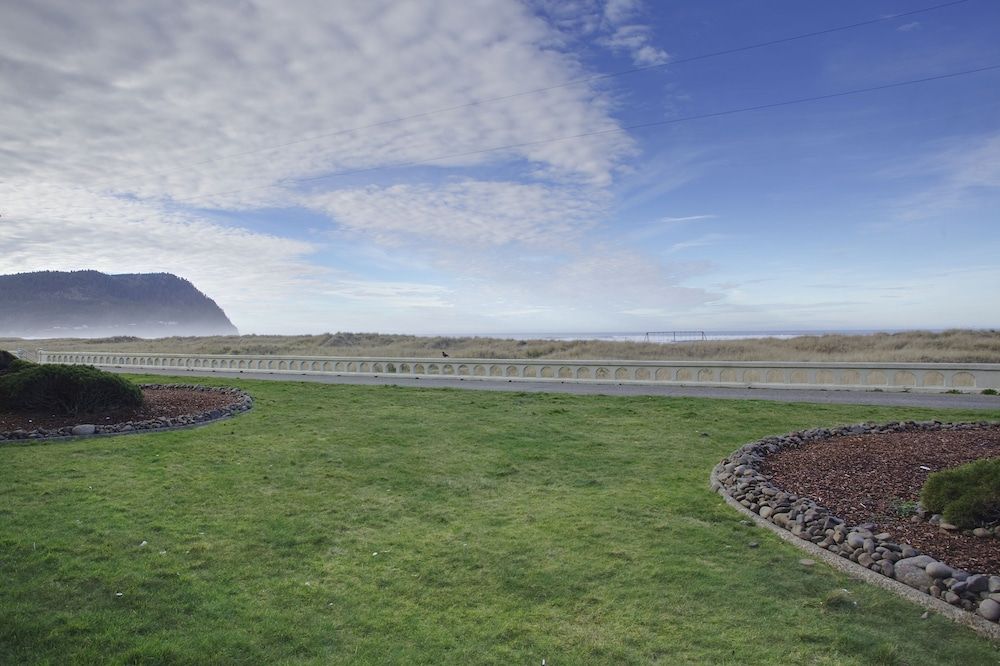 Hi-Tide Oceanfront Inn Room, 1 King Bed, Beachfront 8