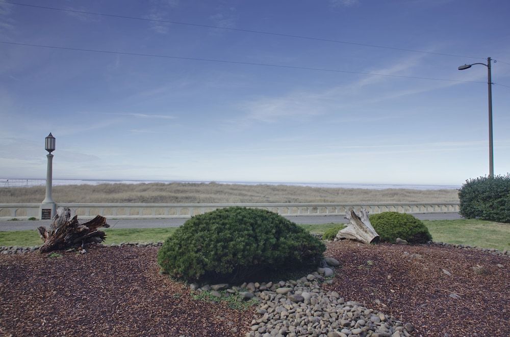 Hi-Tide Oceanfront Inn Room, 2 Queen Beds, Beachfront 9