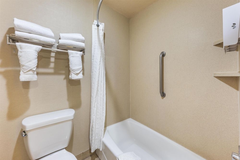 Best Western Plus Atrium Inn Standard Room, 2 Queen Beds, Non Smoking, Refrigerator & Microwave 4