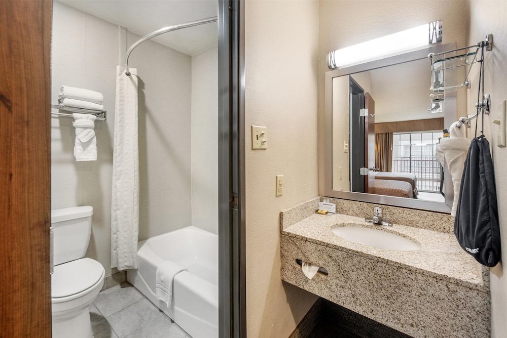 Best Western Plus Atrium Inn Standard Room, 2 Queen Beds, Refrigerator & Microwave, Pool View 4