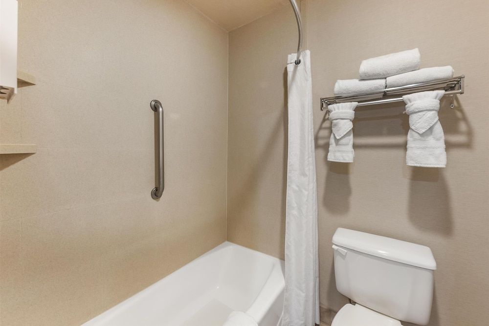 Best Western Plus Atrium Inn Standard Room, 1 King Bed, Non Smoking, Refrigerator & Microwave 4