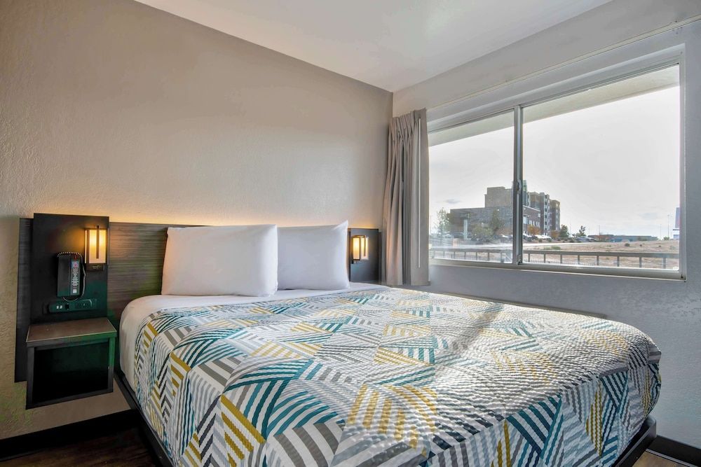 Deluxe Room, 1 Queen Bed, Non Smoking, Refrigerator & Microwave