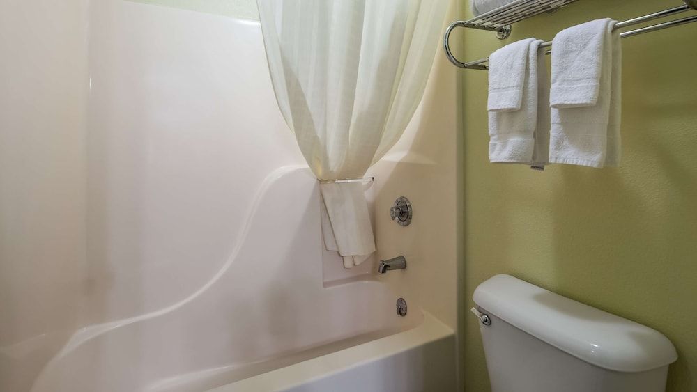 Best Western Richland Inn-Mansfield Standard Room, 2 Queen Beds, Non Smoking, Microwave 5