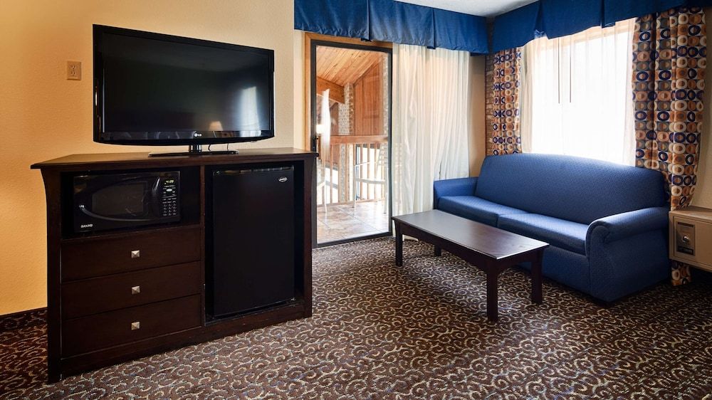Best Western Richland Inn-Mansfield Suite, 1 King Bed, Non Smoking, Jetted Tub 5