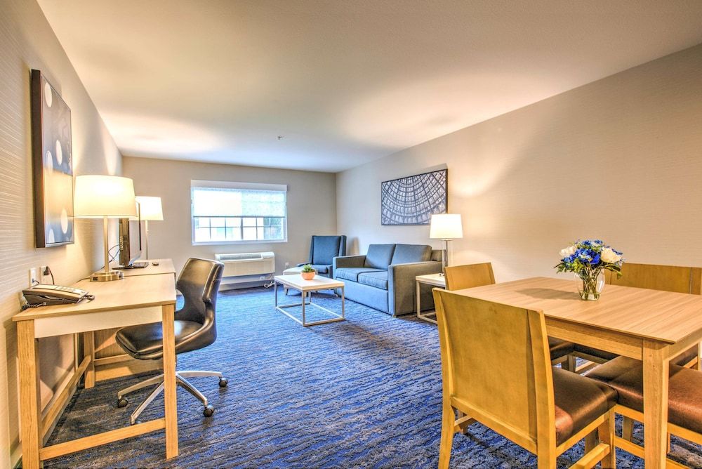 Best Western Plus Media Center Inn & Suites Suite, Multiple Beds, Non Smoking, Refrigerator & Microwave (with Sofabed) 3