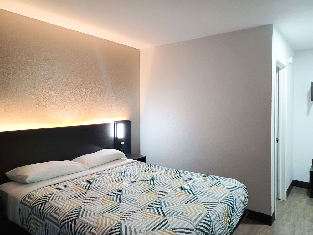 Deluxe Room, 1 Queen Bed, Non Smoking, Refrigerator & Microwave