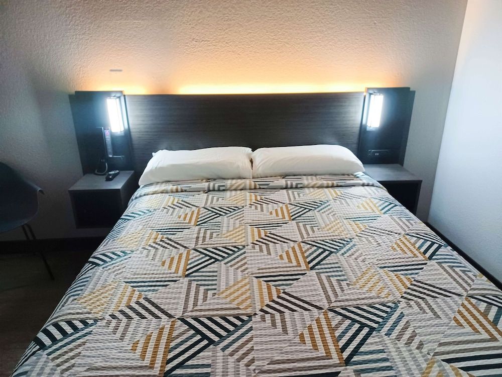 Deluxe Room, 1 Queen Bed, Non Smoking, Refrigerator & Microwave