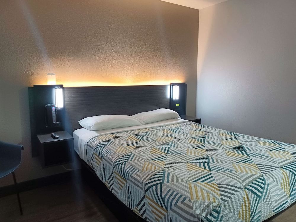 Deluxe Suite, 1 Queen Bed, Non Smoking, Refrigerator & Microwave