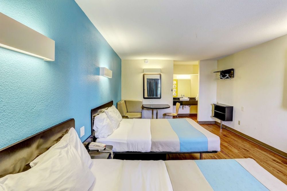 Motel 6 Dickson, TN Standard Room, 2 Queen Beds, Smoking 9