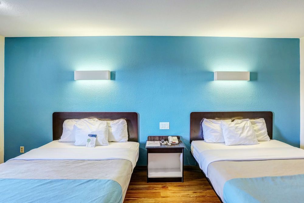 Motel 6 Dickson, TN Standard Room, 2 Queen Beds, Smoking