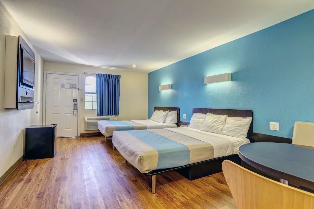 Motel 6 Dickson, TN Standard Room, 2 Queen Beds, Smoking 12