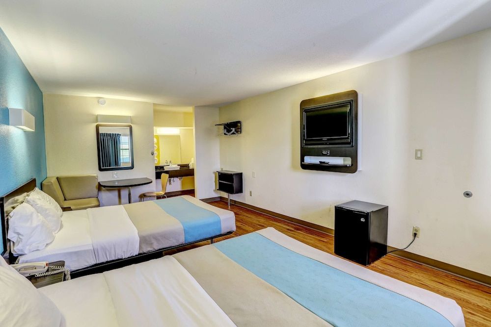 Motel 6 Dickson, TN Standard Room, 2 Queen Beds, Smoking 10