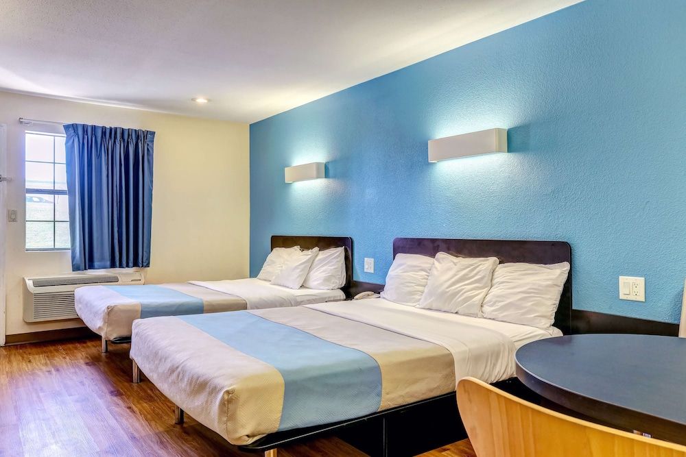 Motel 6 Dickson, TN Standard Room, 2 Queen Beds, Smoking 14