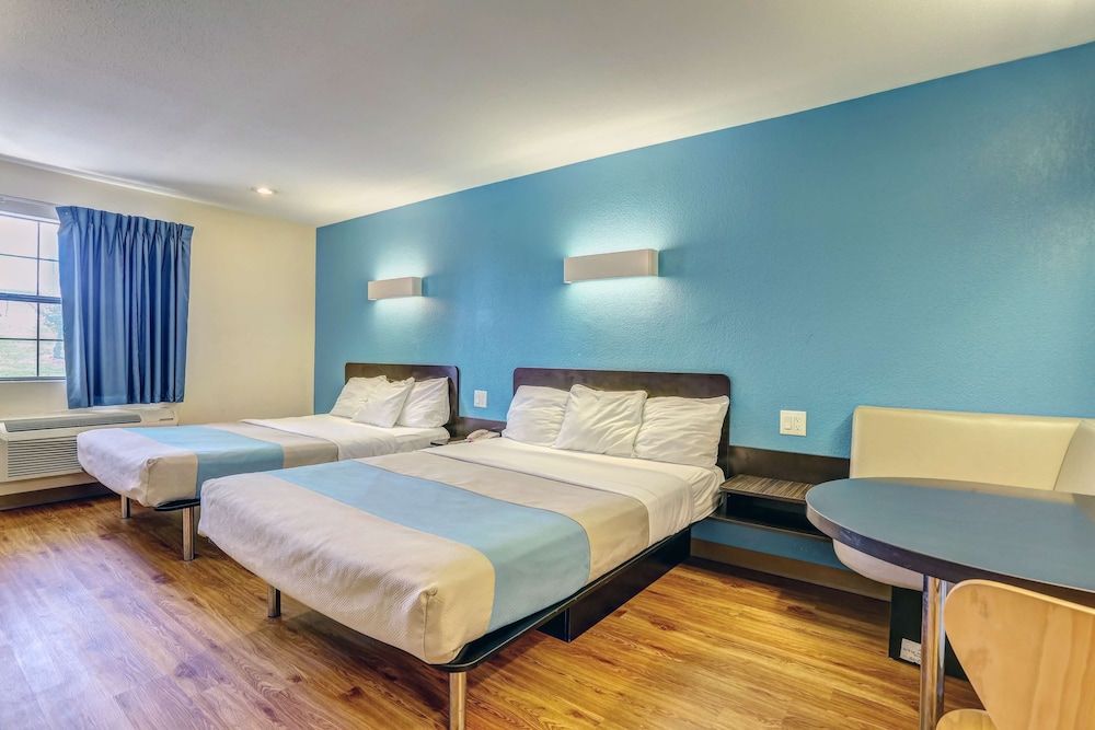 Motel 6 Dickson, TN Standard Room, 2 Queen Beds, Smoking 11