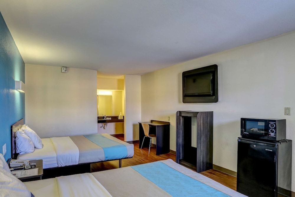 Motel 6 Dickson, TN Standard Room, 2 Queen Beds, Smoking 4