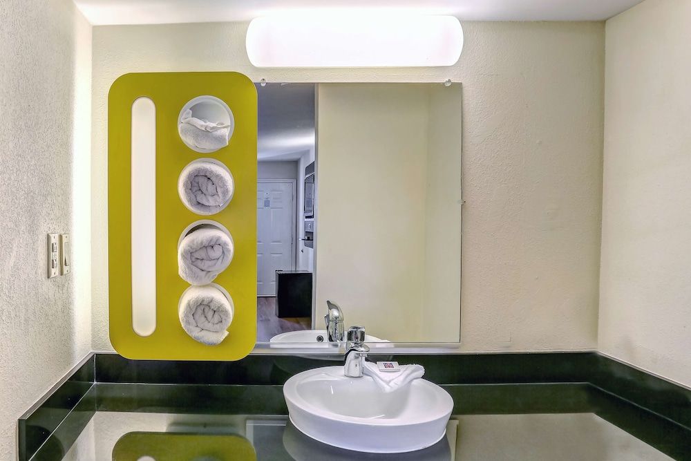 Motel 6 Dickson, TN Standard Room, 2 Queen Beds, Smoking 21