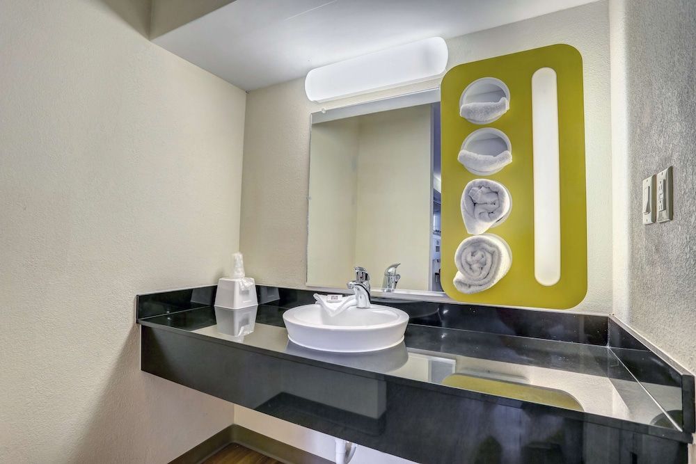 Motel 6 Dickson, TN Standard Room, 2 Queen Beds, Smoking 19