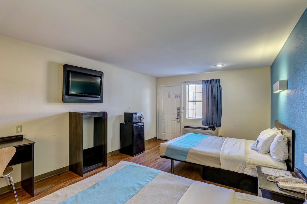 Motel 6 Dickson, TN Standard Room, 2 Queen Beds, Smoking 3