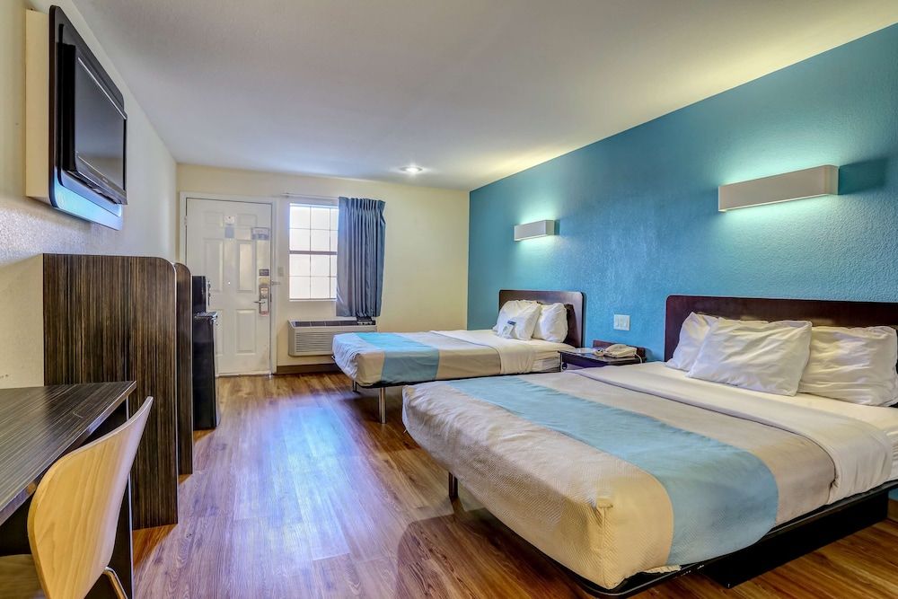 Motel 6 Dickson, TN Standard Room, 2 Queen Beds, Smoking 8