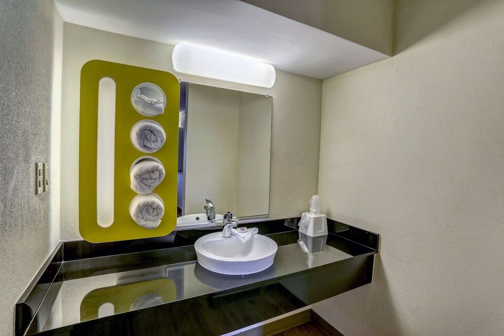 Motel 6 Dickson, TN Standard Room, 2 Queen Beds, Smoking 18