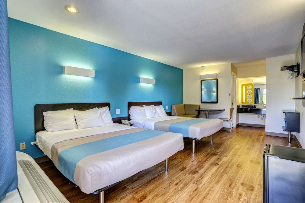 Motel 6 Dickson, TN Standard Room, 2 Queen Beds, Smoking 15