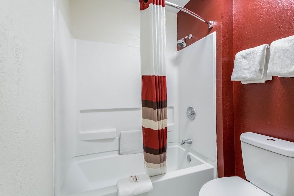 Red Roof Inn Gallup Suite, 2 Queen Beds (Smoke Free) 5