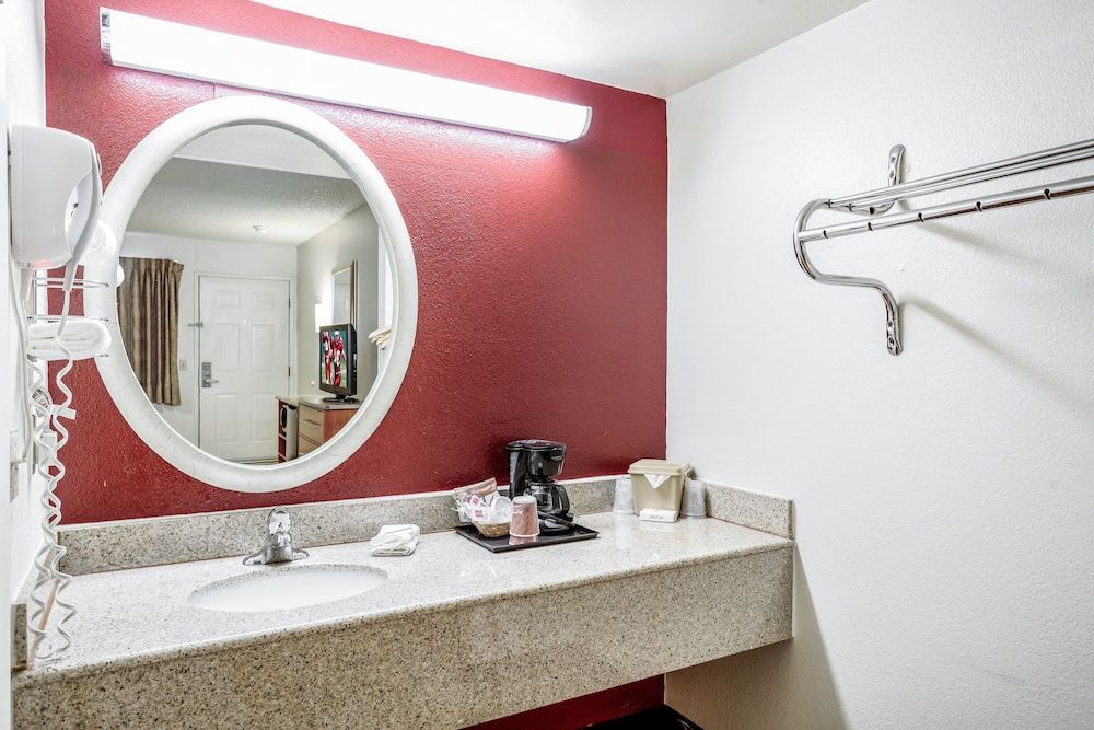 Red Roof Inn Gallup Deluxe Room, 1 Queen Bed (Smoke Free) 5