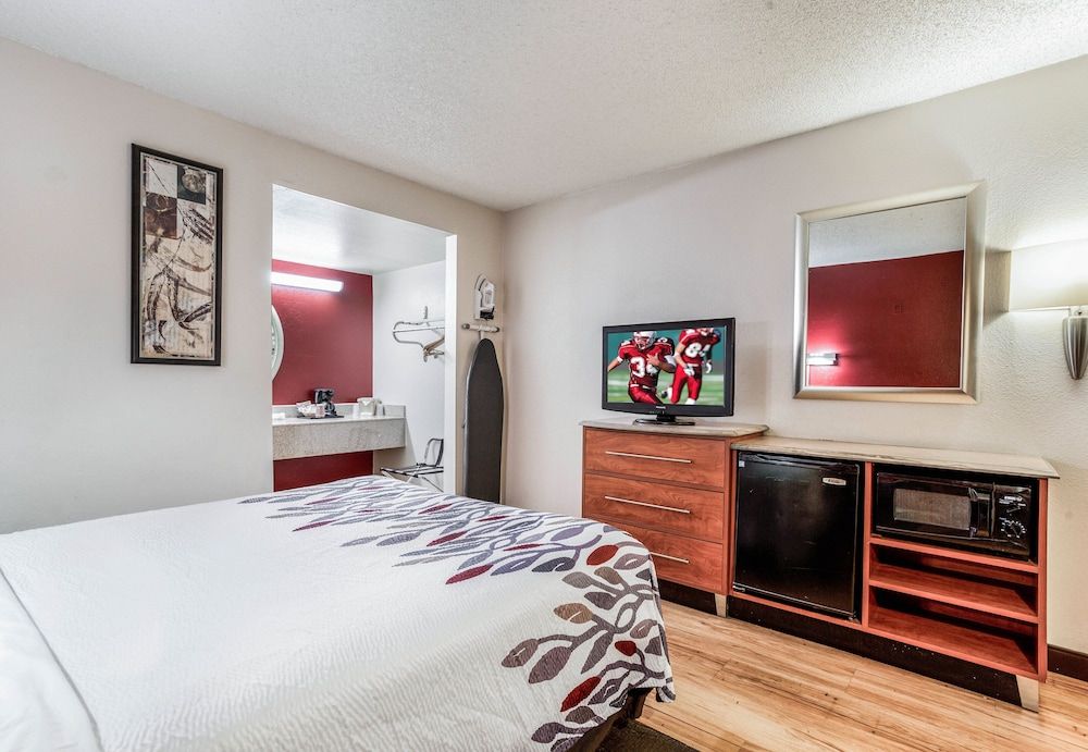 Red Roof Inn Gallup Deluxe Room, 1 Queen Bed (Smoke Free) 2