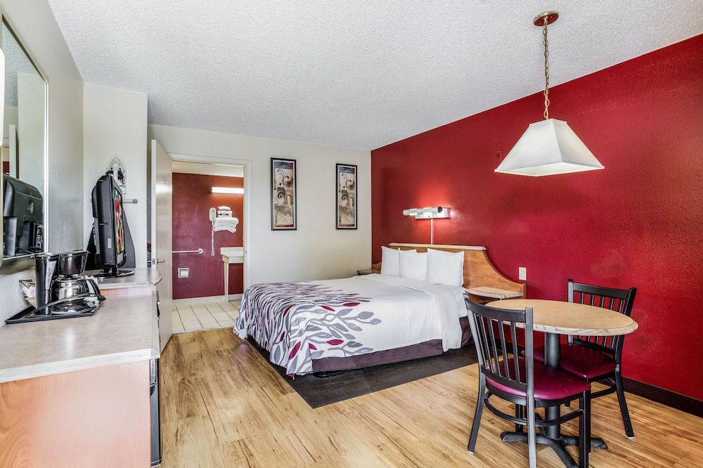 Red Roof Inn Gallup Deluxe Room, 1 Queen Bed, Accessible (Smoke Free) 2