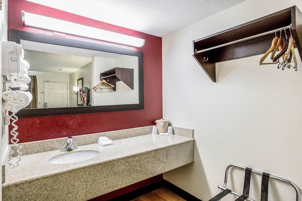 Red Roof Inn Gallup Suite, 2 Queen Beds (Smoke Free) 4